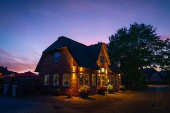 Pizza on Amrum | 1/60s * f3.2 * ISO 1250 * 24mm - FE 24mm F1.4 GM - Sony α7R V Pizza on Amrum